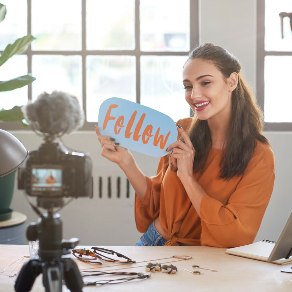 Bloggers, Vloggers & Social Why use Influencer Marketing? HDM
